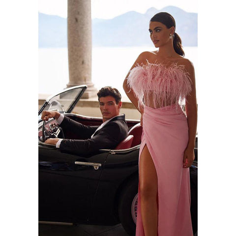 Vestido largo de fiesta formal con fruncido, sin tirantes y plumas