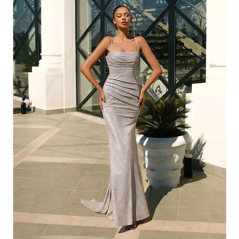 Vestido formal de fiesta brillante con escote sirena y tirantes finos 