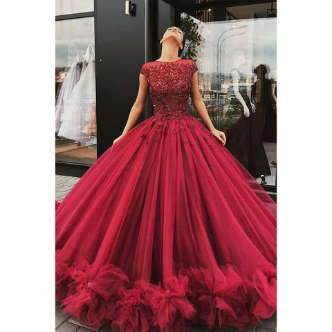 Robe de soirée longue en tulle bordeaux, manches courtes, col bateau et perles 