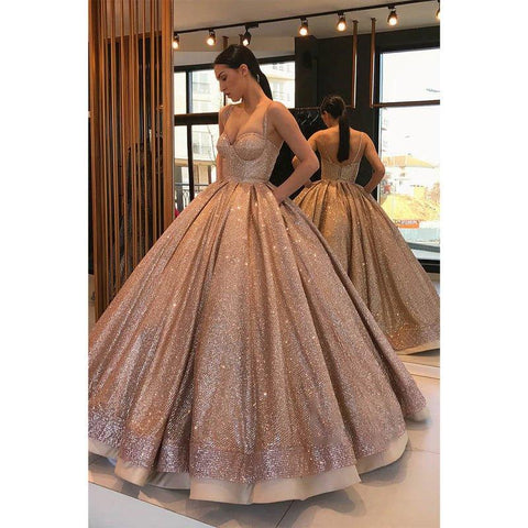 Robe de bal longue à paillettes dorées et décolleté en cœur avec poches 