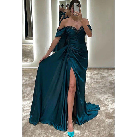 Robe de soirée longue en satin froncé à épaules dénudées et perles