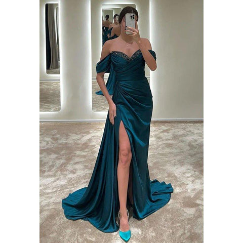 Robe de soirée longue en satin froncé à épaules dénudées et perles