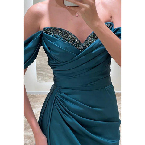 Robe de soirée longue en satin froncé à épaules dénudées et perles