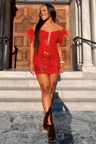 Vestido corto de fiesta estilo vainica con hombros descubiertos, lentejuelas azul galaxia y plumas.