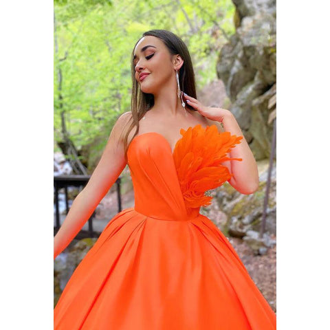 Vestido de noche largo de satén fruncido con plumas y escote corazón, corte A