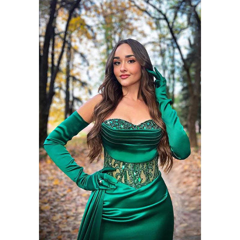 Robe de soirée longue en satin froncé à appliqués et bustier en cœur