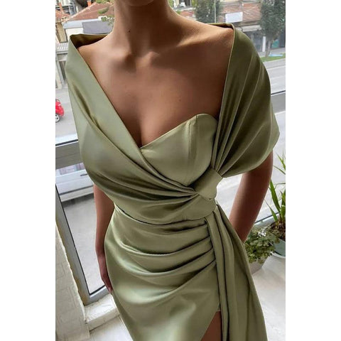 Robe de soirée fourreau/colonne en satin froncé, col en V, sans manches