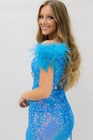Robe fourreau tendance violette courte à épaules dénudées avec plumes, idéale pour un bal de promo.