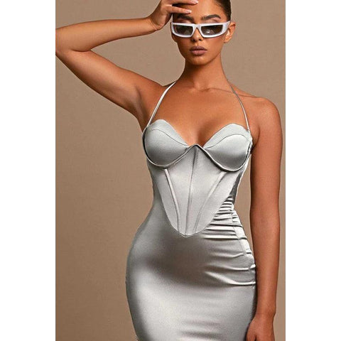 Vestido de noche largo de satén con escote halter y escote corazón