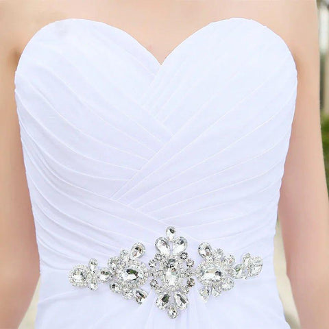 Vestido de novia de playa con pliegues y cinturón de cristal de gasa 