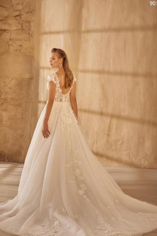 Beautiful V-neck Long A-line Lace Tulle Sleeveless Wedding Dresses
