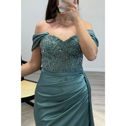 Vestido de noche largo con hombros descubiertos, corte tubo/columna y cuentas 