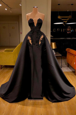 Robe de bal longue noire à surjupe et appliques, décolleté cœur