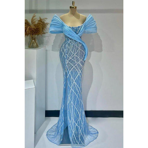 Vestido de noche azul con hombros descubiertos, corte tubo, largo y abertura para fiesta 