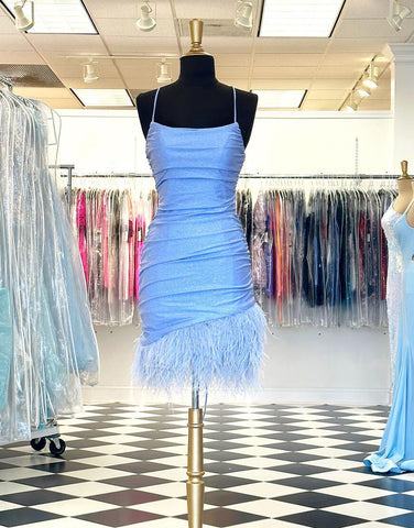 Robe fourreau bleue pour le bal de promo avec plumes