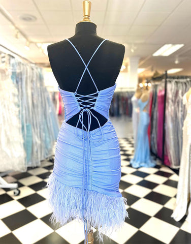 Robe fourreau bleue pour le bal de promo avec plumes