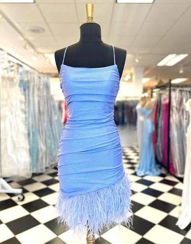 Robe fourreau bleue pour le bal de promo avec plumes