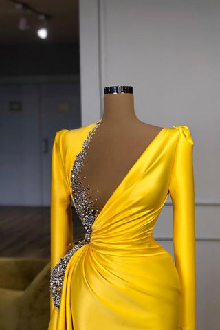 Robe de bal jaune vif à col en V, sequins métallisés et manches longues