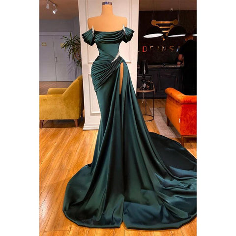 Vestido de noche formal largo con tirantes finos, cuentas plisadas y abertura lateral