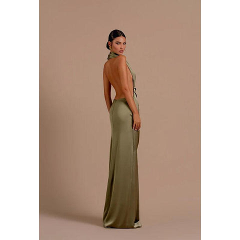 Vestido de noche largo de satén con escote halter, espalda descubierta y abertura lateral.