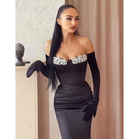 Vestido de noche formal largo negro con escote en forma de corazón y cuentas 