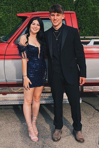 Vestido corto de fiesta estilo vainica con hombros descubiertos, lentejuelas azul galaxia y plumas.