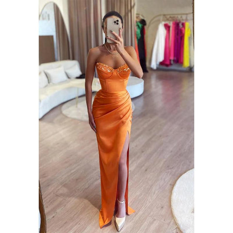 Robe de bal longue en satin plissée, coupe fourreau/colonne, décolleté en cœur, avec fente 