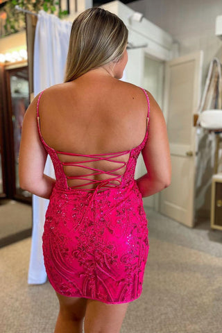 Robe de bal élégante rose fuchsia à bretelles spaghetti et corset, ornée d'appliqués