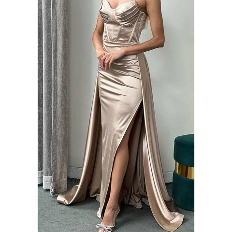 Robe de soirée fourreau/colonne en satin plissé sans manches, décolleté en cœur