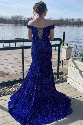 Robe de bal longue sirène bleu roi à sequins, épaules dénudées et traîne.