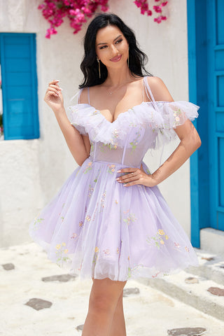 Precioso vestido de fiesta de corte A con hombros descubiertos, corsé lila claro y bordado.