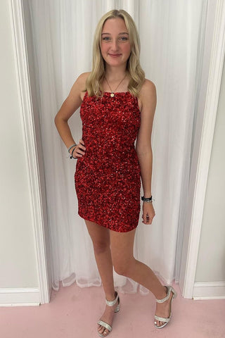 Elegante vestido corto de fiesta con tirantes finos y lentejuelas doradas