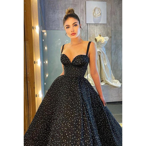 Vestido de fiesta largo de corte A con escote en forma de corazón y tirantes finos brillantes
