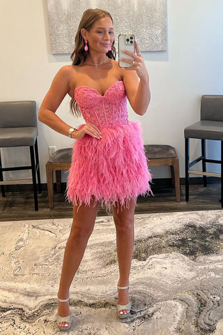 Vestido corto negro ajustado de fiesta de bienvenida con escote corazón y plumas