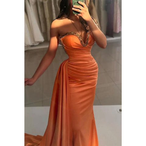 Robe de soirée fourreau bustier en dentelle avec traîne et perles 