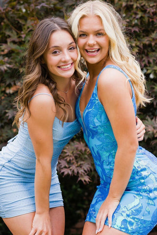 Vestido corto azul de fiesta con escote en V profundo y corte recto.