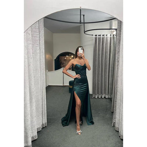 Robe de soirée fourreau/colonne en satin plissé sans manches, décolleté en cœur