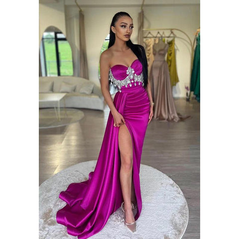 Robe de soirée longue en satin froncé, bustier et perles, coupe fourreau