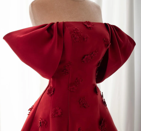 Elegante vestido de noche burdeos con flores 3D, hombros descubiertos, corte en A, estilo baile de graduación Y7637