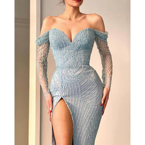 Vestido de noche azul de fiesta con mangas largas, hombros descubiertos y cuentas, estilo tubo y elegante 