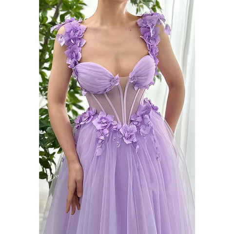 Robe de soirée en tulle, coupe trapèze, bretelles spaghetti, décolleté en cœur, motif floral appliqué 