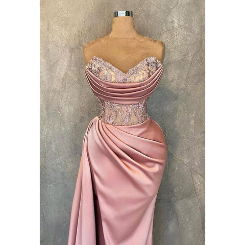 Elegante y lujoso vestido de fiesta con escote en V, sin mangas, fruncido, bordado floral y abertura.