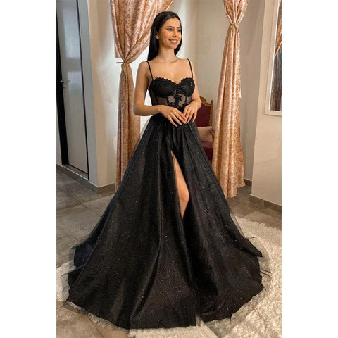 Vestido de fiesta brillante con tirantes finos, escote en forma de corazón y apliques de encaje