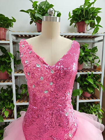Vestido corto rosa con escote en V, ideal para fiestas de bienvenida, con volantes de tul en la parte inferior. Perfecto para cumpleaños. Modelo F1069.