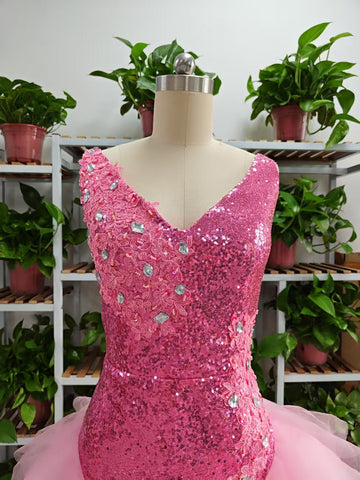 Vestido corto rosa con escote en V, ideal para fiestas de bienvenida, con volantes de tul en la parte inferior. Perfecto para cumpleaños. Modelo F1069.