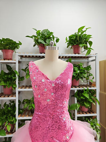 Vestido corto rosa con escote en V, ideal para fiestas de bienvenida, con volantes de tul en la parte inferior. Perfecto para cumpleaños. Modelo F1069.