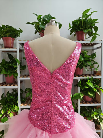 Vestido corto rosa con escote en V, ideal para fiestas de bienvenida, con volantes de tul en la parte inferior. Perfecto para cumpleaños. Modelo F1069.