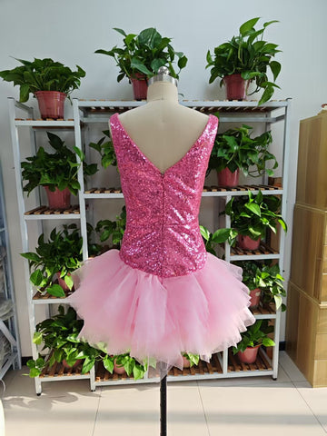 Vestido corto rosa con escote en V, ideal para fiestas de bienvenida, con volantes de tul en la parte inferior. Perfecto para cumpleaños. Modelo F1069.