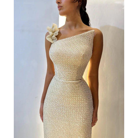 Vestido de noche largo de fiesta con tirantes finos y escote pronunciado color champán 