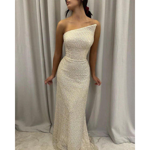 Vestido de noche largo de fiesta con tirantes finos y escote pronunciado color champán 